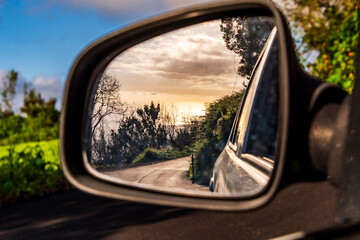 Paisaje reflejado en un espejo retrovisor.