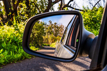 Paisaje reflejado en un espejo retrovisor.