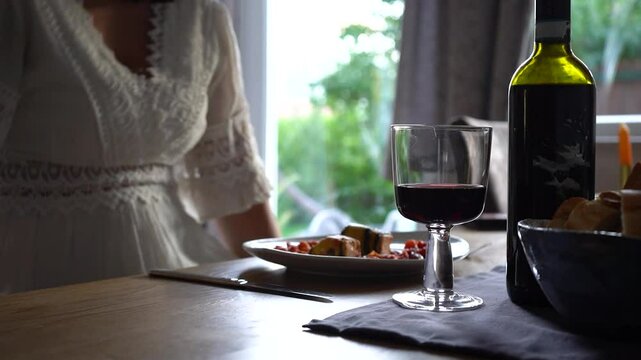 Essen an gedecktem Tisch 