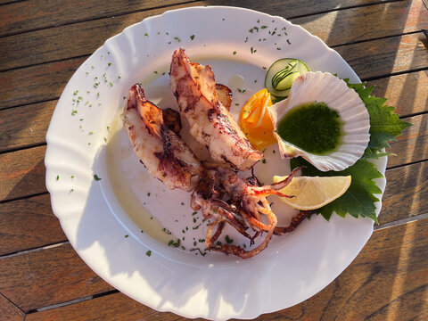 Original Calamari, Tintenfisch gegrillt,  vom Grill in Kroatien
