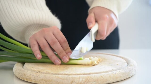 Fr&uuml;hlingszwiebel schneiden