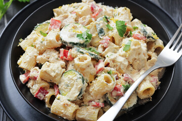 chicken alfredo rigatoni with zucchini and pepper