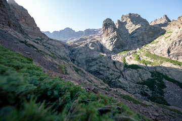 Dzika, skalista dolina w górach w słoneczny dzień   © Adam.rtk