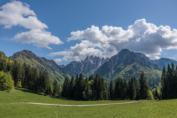 ampia vista panoramica di un ambiente naturale tra le montagne italiane del nord-est Italia, di...