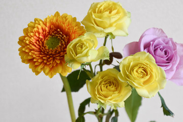 薔薇とガーベラ