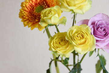 薔薇とガーベラ