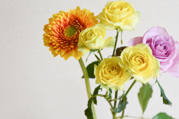 薔薇とガーベラ