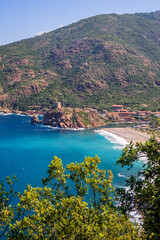 Obraz premium Vue sur le golfe de Porto, le village et ses rochers rouges en Corse du Sud en France