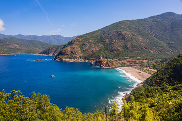 Fototapeta premium Vue sur le golfe de Porto, le village et ses rochers rouges en Corse du Sud en France