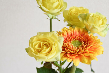 薔薇とガーベラ