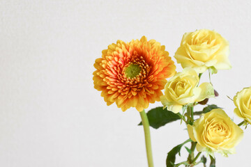 薔薇とガーベラ