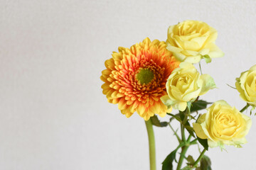 薔薇とガーベラ