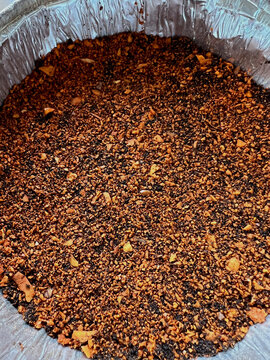 Preparado a base de caf&eacute; y semilla de aguacate triturado, birutas mezcladas formando una base crocante en un embase de aluminio para horno, comprimido tipo galleta, abono plantas, receta alimento