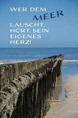 Grußkarte mit der Lebensweisheit: "Wer dem Meer lauscht, hört sein eigenes Herz!"