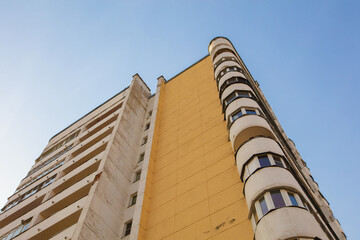 Modern architecture of a high-rise building with a clear sky in the background on a sunny day in an urban environment