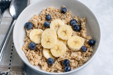 oatmeal top with bannanas and blue berries