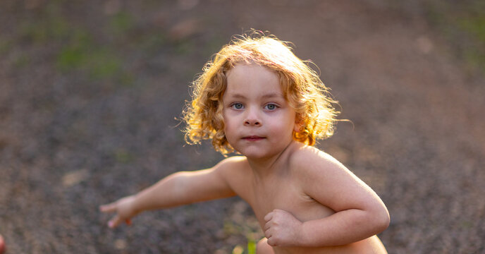 Naklejki little kid squatting and pointing