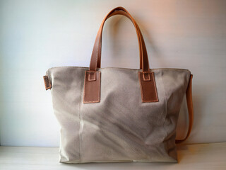 Gento tote bag photographed in various lighting conditions and backgrounds, highlighting its timeless design and urban charm