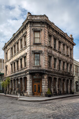 Obraz premium Historic Building with Weathered Facade on a City Street