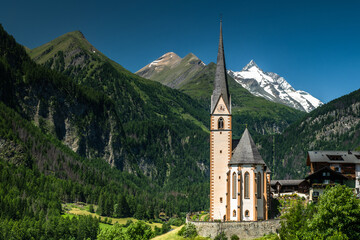 Fototapeta premium Heiligenblut Parish Church in Summer Alps