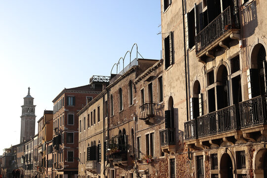 facades de batiments &agrave; Venise en Italie sous un soleil hivernal