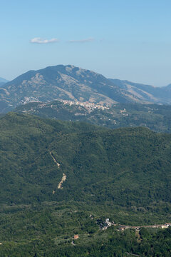 il Monte Scalambra con sotto il paese di Serrone