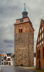 Regenwolken über dem denkmalgeschützten Marktturm, dem ältesten erhaltenen Bauwerk in Luckenwalde - Ansicht von Westen, Inschriften retuschiert