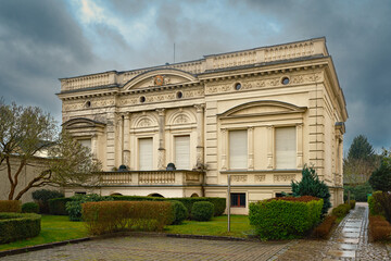 Denkmalgeschützte klassizistische Villa mit Pilaster und Attika in Luckenwalde