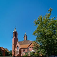 Der Blick von Osten zeigt den oktagonalen Grundriss der denkmalgeschützten Kirche 