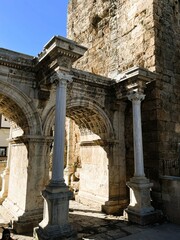 Obraz premium Antalya, Turkey - February 2025: Walk around the old town, gate and Hadrin arch.