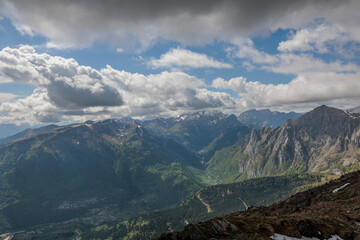 Naklejka premium vista panoramica su di un ambiente naturale di montagna tra le catene alpine del Friuli Venezia Giulia, di giorno, in primavera, con cielo parzialmente nuvoloso