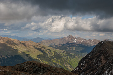vista dettagliata dalla cima di un monte nel nord Italia, in Friuli Venezia Giulia, verso le...
