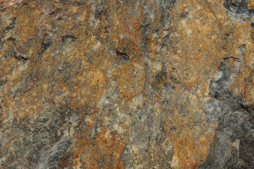 vista macro di una superficie di roccia naturale dalle sfumature di grigio chiaro e marrone sbiadito