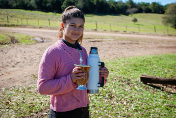 mujer joven bebiendo mate. adolescentes compartiendo un mate. bebiendo mate en la escuela. linda...