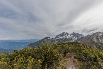 ampia vista panoramica dalla cima di un monte vicino a Passo Pramollo, tra Italia ed Austria, di mattina, in primavera, con cielo nuvoloso