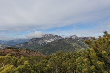 ampia vista panoramica dalla cima di un monte vicino a Passo Pramollo, tra Italia ed Austria, di...