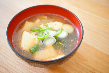 シンプルな味噌汁の温かい一杯 -...