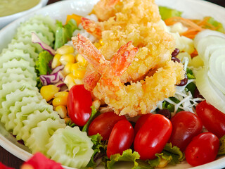 Mixed vegetable salad with fried shrimp