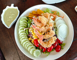 Mixed vegetable salad with fried shrimp