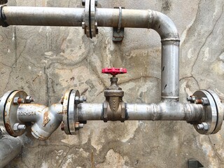 Industrial stainless steel pipeline system with red-handled gate valves. Used in HVAC, steam, and water distribution systems for factories, energy plants, or mechanical infrastructure.
