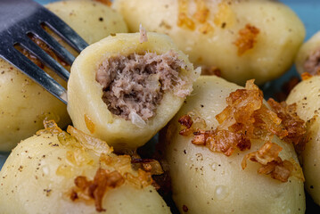 kluski z mięsem, kluski, jedzenie, posiłek, przekąska, dania, przepyszny, gotowanie, obiad, smaczny, bar, restauracja, catering