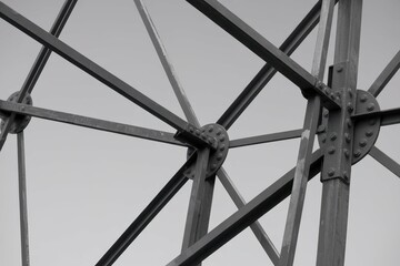 a black and white photo of a metal structure