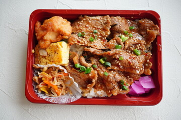 ボリューム満点、お肉が主役の特製弁当、様々な副菜が彩りを添えるバランスの取れた和食ランチ