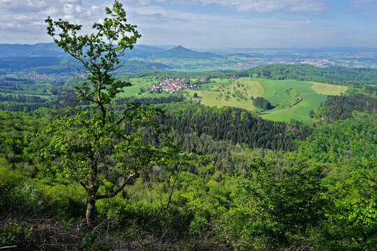 Blick vom Dreif&uuml;rstenstein &uuml;ber Beuren zum Hohenzollern; Schw&auml;bische Alb, Baden W&uuml;rttemberg; Deutschland
