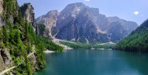 Lake Braies, in Dolomites, Italy, offers a panoramic road surrounded by mountains and breathtaking natural landscapes. Perfect for exploring.