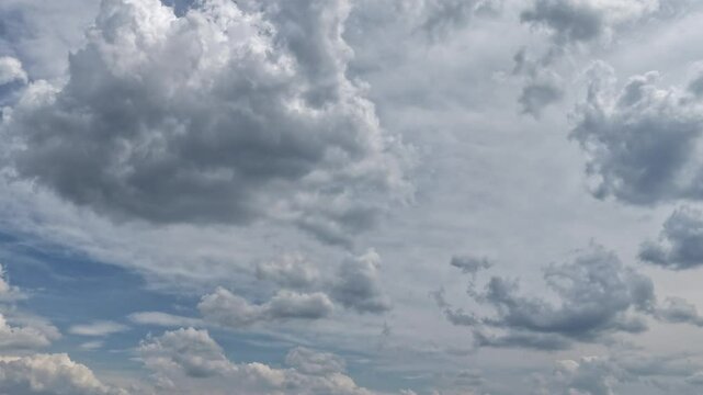 Ciel nuageux avec des d&eacute;placements tr&egrave;s rapides des cumulus