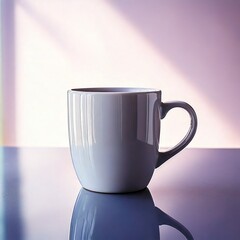 Taza con reflejo en superficie brillante