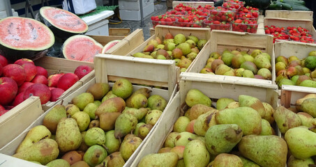 etal de poires sur un marché bio