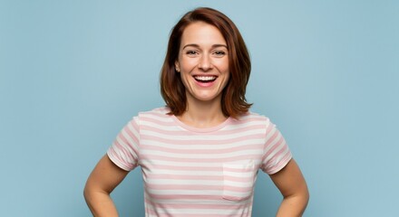 Obraz premium Smiling woman portrait with auburn hair on blue background