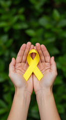 Mãos Segurando Laço Amarelo com Fundo Desfocado para Campanha Julho Amarelo